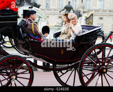 London, Großbritannien. 14. Juni 2014. (L-R) Großbritanniens Prinz Andrew versteckt (), Prinz Edward, Sophie, Countess of Wessex (R) und Prinzessin Eugenie während Trooping die Farbe Königin jährlichen Geburtstag Parade in London, Vereinigtes Königreich, 14. Juni 2014 in der Kutsche fahren. Bildnachweis: Dpa picture Alliance/Alamy Live News Stockfoto