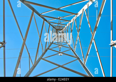 Detail des Strommastes gegen blauen Himmel Stockfoto