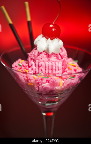 Himbeer Eis in einem Martiniglas mit mit Dekoration Stockfoto