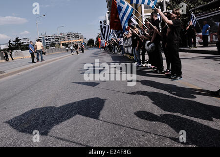 Thessaloniki, Griechenland. 16. Juni 2014. Golden Dawn rechtsextreme Partei Anhänger statt eine regierungsfeindliche Demonstration in Thessaloniki, 16. Juni, Griechenland 2014 Credit: Giannis Papanikos/Alamy Live News Stockfoto