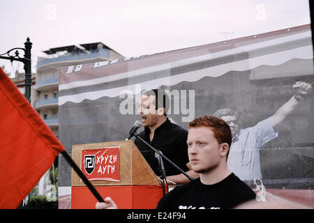 Thessaloniki, Griechenland. 16. Juni 2014. MP des Golden Dawn Partei Ilias Kasidiaris hält eine Rede vor Anhängern des Golden Dawn. Golden Dawn rechtsextreme Partei Anhänger statt eine regierungsfeindliche Demonstration in Thessaloniki, 16. Juni, Griechenland 2014 Credit: Giannis Papanikos/Alamy Live News Stockfoto