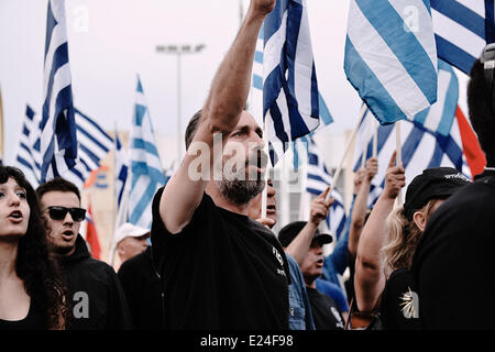 Thessaloniki, Griechenland. 16. Juni 2014. Golden Dawn rechtsextreme Partei Anhänger während einer Demonstration in Thessaloniki, 16. Juni, Griechenland 2014 Credit: Giannis Papanikos/Alamy Live News Stockfoto