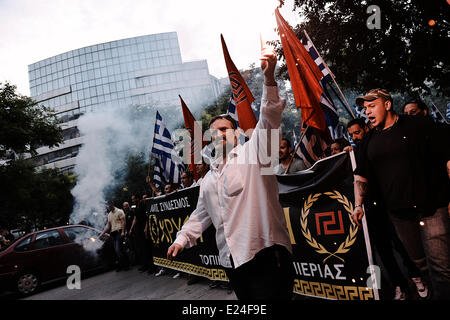 Thessaloniki, Griechenland. 16. Juni 2014. Golden Dawn rechtsextreme Partei Anhänger marschieren während einer regierungsfeindliche Demonstration in Thessaloniki, 16. Juni, Griechenland 2014 Credit: Giannis Papanikos/Alamy Live News Stockfoto