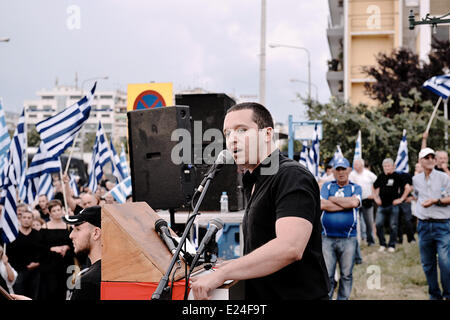 Thessaloniki, Griechenland. 16. Juni 2014. MP des Golden Dawn Partei Ilias Kasidiaris hält eine Rede vor Anhängern des Golden Dawn. Golden Dawn rechtsextreme Partei Anhänger statt eine regierungsfeindliche Demonstration in Thessaloniki, 16. Juni, Griechenland 2014 Credit: Giannis Papanikos/Alamy Live News Stockfoto