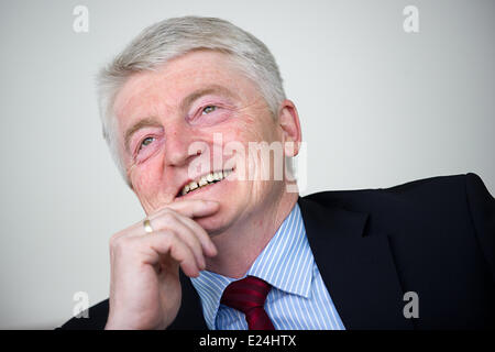 Berlin, Deutschland. 30. April 2014. Vorsitzender des Vorstands der Thyssen-Krupp Heinrich Hiesinger lächelt während eines Interviews in Berlin, Deutschland, 30. April 2014. Foto: Maurizio Gambarini/Dpa/Alamy Live News Stockfoto