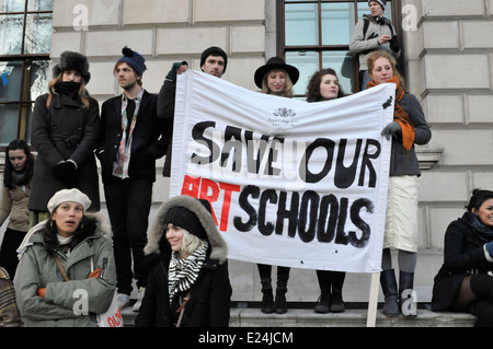 Studentischen Demonstranten halten einen Banner lesen'speichern unsere Kunstschulen", central London, UK Stockfoto