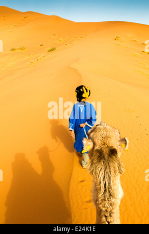 Kamel-Safari in der Wüste Sahara in der Nähe von Merzouga, Marokko, Nordafrika. Stockfoto