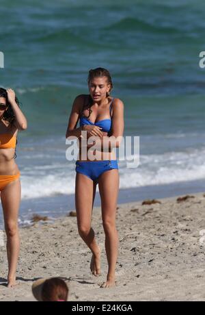 Hailey Baldwin Tochter des Schauspielers Stephen Baldwin genießen Miami Beach mit Freunden und ihrer Mutter. Miami Beach, wo: Florida, Florida, Vereinigte Staaten, wann: 24. Juni 2013 Stockfoto