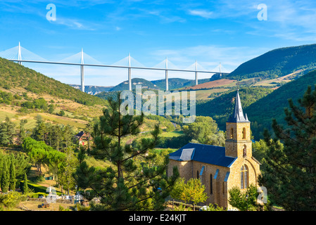 die berühmte Brücke/Viadukt über den Fluss Aveyron in der Nähe von Millau, Frankreich gesehen aus dem Dorf Peyre Stockfoto