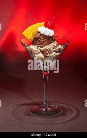 Schwarzwaelder Kirsch-Eis in einem Martiniglas mit mit Waffel-Dekoration Stockfoto