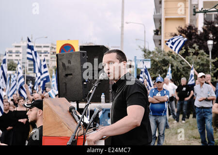 Thessaloniki, Griechenland. 15. Juni 2014. Anhänger der rechtsextremen Partei eine regierungsfeindliche Demonstration im Zentrum von Thessaloniki statt Golden Dawn. Gleichzeitig Mitglieder der anti-faschistischen Gruppen versucht, den Golden Dawn Demonstrationszug zu stoppen aber durch die Polizei verhindert. Bildnachweis: Giannis Papanikos/NurPhoto/ZUMAPRESS.com/Alamy Live-Nachrichten Stockfoto