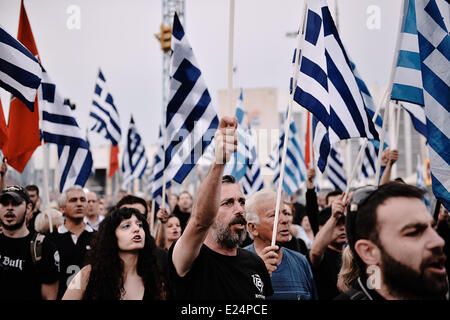 Thessaloniki, Griechenland. 15. Juni 2014. Anhänger der rechtsextremen Partei eine regierungsfeindliche Demonstration im Zentrum von Thessaloniki statt Golden Dawn. Gleichzeitig Mitglieder der anti-faschistischen Gruppen versucht, den Golden Dawn Demonstrationszug zu stoppen aber durch die Polizei verhindert. Bildnachweis: Giannis Papanikos/NurPhoto/ZUMAPRESS.com/Alamy Live-Nachrichten Stockfoto