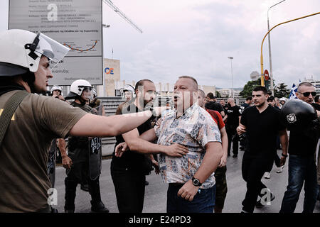 Thessaloniki, Griechenland. 15. Juni 2014. Anhänger der rechtsextremen Partei eine regierungsfeindliche Demonstration im Zentrum von Thessaloniki statt Golden Dawn. Gleichzeitig Mitglieder der anti-faschistischen Gruppen versucht, den Golden Dawn Demonstrationszug zu stoppen aber durch die Polizei verhindert. Bildnachweis: Giannis Papanikos/NurPhoto/ZUMAPRESS.com/Alamy Live-Nachrichten Stockfoto