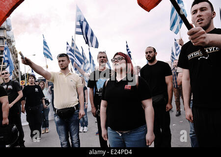 Thessaloniki, Griechenland. 15. Juni 2014. Anhänger der rechtsextremen Partei eine regierungsfeindliche Demonstration im Zentrum von Thessaloniki statt Golden Dawn. Gleichzeitig Mitglieder der anti-faschistischen Gruppen versucht, den Golden Dawn Demonstrationszug zu stoppen aber durch die Polizei verhindert. Bildnachweis: Giannis Papanikos/NurPhoto/ZUMAPRESS.com/Alamy Live-Nachrichten Stockfoto