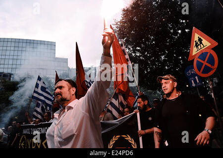 Thessaloniki, Griechenland. 15. Juni 2014. Anhänger der rechtsextremen Partei eine regierungsfeindliche Demonstration im Zentrum von Thessaloniki statt Golden Dawn. Gleichzeitig Mitglieder der anti-faschistischen Gruppen versucht, den Golden Dawn Demonstrationszug zu stoppen aber durch die Polizei verhindert. Bildnachweis: Giannis Papanikos/NurPhoto/ZUMAPRESS.com/Alamy Live-Nachrichten Stockfoto