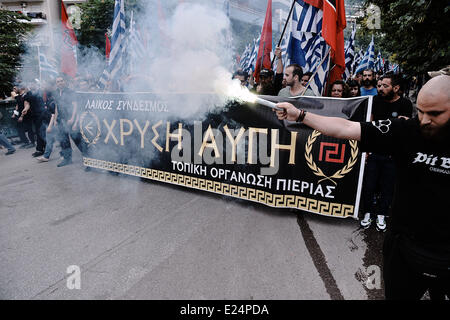 Thessaloniki, Griechenland. 15. Juni 2014. Anhänger der rechtsextremen Partei eine regierungsfeindliche Demonstration im Zentrum von Thessaloniki statt Golden Dawn. Gleichzeitig Mitglieder der anti-faschistischen Gruppen versucht, den Golden Dawn Demonstrationszug zu stoppen aber durch die Polizei verhindert. Bildnachweis: Giannis Papanikos/NurPhoto/ZUMAPRESS.com/Alamy Live-Nachrichten Stockfoto