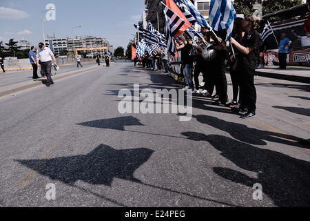 Thessaloniki, Griechenland. 15. Juni 2014. Anhänger der rechtsextremen Partei eine regierungsfeindliche Demonstration im Zentrum von Thessaloniki statt Golden Dawn. Gleichzeitig Mitglieder der anti-faschistischen Gruppen versucht, den Golden Dawn Demonstrationszug zu stoppen aber durch die Polizei verhindert. Bildnachweis: Giannis Papanikos/NurPhoto/ZUMAPRESS.com/Alamy Live-Nachrichten Stockfoto