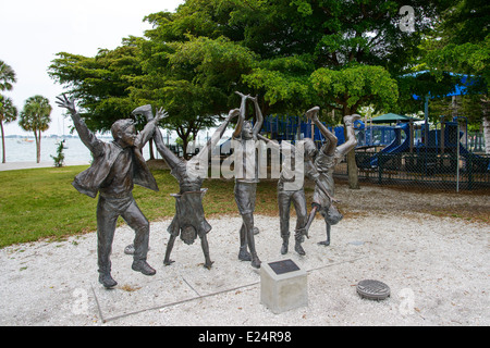 "Olympic Wannabees" - eine Bronze-Skulptur von Glenna Goodacre in Sarasota Bay Front Park, Sarasota, Florida, USA. Stockfoto