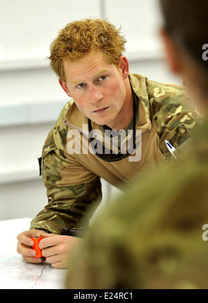 Bisher unveröffentlichtes Bild von Prinz Harry oder einfach nur Captain Wales, wie er, in der britischen Armee, bei einer Mission briefing in der britischen kontrollierten Flug-Linie im Süden Afghanistans Camp Bastion genannt wird, wo er als ein Apache Helikopter Pilot/Kanonier mit 662 Sqd Army Air Corps, ab September 2012 für vier Monate bis Januar 2013 dient.  Mitwirkende: Prinz Harry Where: Helmand, Afghanistan wenn: 11. Januar 2012 Stockfoto