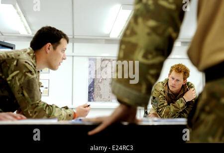 Bisher unveröffentlichtes Bild von Prinz Harry oder einfach nur Captain Wales, wie er, in der britischen Armee, bei einer Mission briefing in der britischen kontrollierten Flug-Linie im Süden Afghanistans Camp Bastion genannt wird, wo er als ein Apache Helikopter Pilot/Kanonier mit 662 Sqd Army Air Corps, ab September 2012 für vier Monate bis Januar 2013 dient.  Mitwirkende: Prinz Harry Where: Helmand, Afghanistan wenn: 11. Januar 2012 Stockfoto