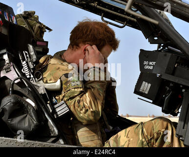 Bisher unveröffentlichtes Bild von Prinz Harry oder einfach nur Captain Wales, wie er in der britischen Armee bekannt ist, kontrolliert in seinem Cockpit sitzt, als er bereitet sich auf eine Mission, bei der britischen Fluglinie in Südafghanistan Camp Bastion, wo er als ein Apache Helikopter Pilot/Kanonier mit 662 Sqd Army Air Corps, ab September 2012 für vier Monate bis Januar 2013 dient.  Mitwirkende: Prinz Harry Where: Helmand, Afghanistan wenn: 31. Oktober 2012 Stockfoto