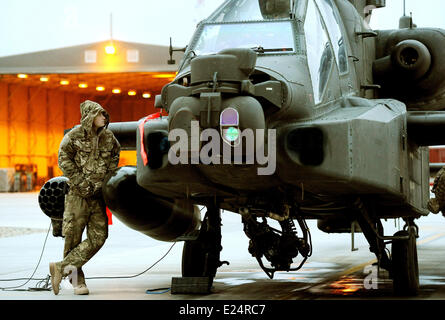 Bisher unveröffentlichtes Bild von Prinz Harry oder einfach nur Captain Wales, wie er, in der britischen Armee genannt wird, seine frühen Morgen Kontrollen auf der Flightline in Südafghanistan Camp Bastion, Pre-flight wo er als ein Apache Helikopter Pilot/Kanonier mit 662 Sqd Army Air Corps, ab September 2012 für vier Monate bis Januar 2013 dient.  Mitwirkende: Prinz Harry Where: Helmand, Afghanistan wenn: 12. Dezember 2012 Stockfoto