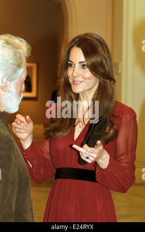 Catherine, Herzogin von Cambridge sieht ein neues Porträt von sich selbst durch Paul Emsley in der National Portrait Gallery London Zentrale mit: Catherine, Herzogin von Cambridge, Kate Middleton wo: London, Vereinigtes Königreich bei: 11. Januar 2013 Stockfoto