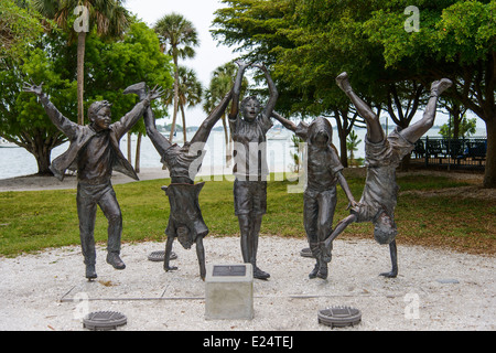 "Olympic Wannabees" - eine Bronze-Skulptur von Glenna Goodacre in Sarasota Bay Front Park, Sarasota, Florida, USA. Stockfoto