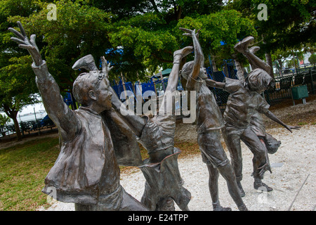 "Olympic Wannabees" - eine Bronze-Skulptur von Glenna Goodacre in Sarasota Bay Front Park, Sarasota, Florida, USA. Stockfoto