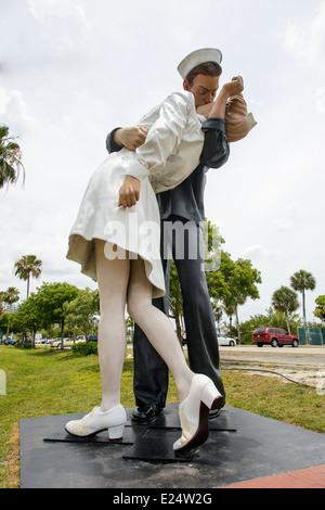 "Bedingungslose Kapitulation" - eine Statue befindet sich in Sarasota, South West Florida, Vereinigte Staaten von Amerika. Stockfoto