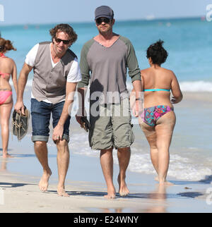 Gerard Butler genießt einen Spaziergang barfuß entlang Miami Beach, begleitet von zwei männlichen Begleitern Featuring: Gerard Butler wo: Miami Beach, Florida, USA bei: 4. Februar 2013 Stockfoto