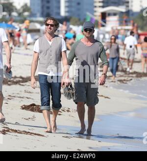 Gerard Butler genießt einen Spaziergang barfuß entlang Miami Beach, begleitet von zwei männlichen Begleitern Featuring: Gerard Butler wo: Miami Beach, Florida, USA bei: 4. Februar 2013 Stockfoto