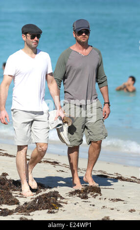 Gerard Butler genießt einen Spaziergang barfuß entlang Miami Beach, begleitet von zwei männlichen Begleitern Featuring: Gerard Butler wo: Miami Beach, Florida, USA bei: 4. Februar 2013 Stockfoto