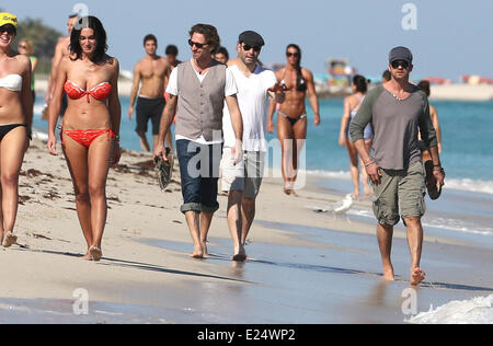 Gerard Butler genießt einen Spaziergang barfuß entlang Miami Beach, begleitet von zwei männlichen Begleitern Featuring: Gerard Butler wo: Miami Beach, Florida, USA bei: 4. Februar 2013 Stockfoto