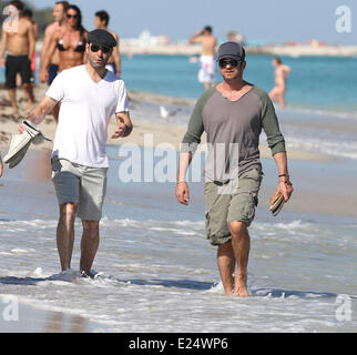 Gerard Butler genießt einen Spaziergang barfuß entlang Miami Beach, begleitet von zwei männlichen Begleitern Featuring: Gerard Butler wo: Miami Beach, Florida, USA bei: 4. Februar 2013 Stockfoto