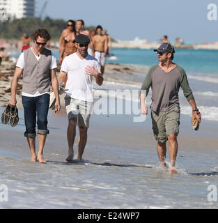 Gerard Butler genießt einen Spaziergang barfuß entlang Miami Beach, begleitet von zwei männlichen Begleitern Featuring: Gerard Butler wo: Miami Beach, Florida, USA bei: 4. Februar 2013 Stockfoto