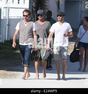 Gerard Butler genießt einen Spaziergang barfuß entlang Miami Beach, begleitet von zwei männlichen Begleitern Featuring: Gerard Butler wo: Miami Beach, Florida, USA bei: 4. Februar 2013 Stockfoto