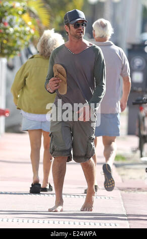 Gerard Butler genießt einen Spaziergang barfuß entlang Miami Beach, begleitet von zwei männlichen Begleitern Featuring: Gerard Butler wo: Miami Beach, Florida, USA bei: 4. Februar 2013 Stockfoto