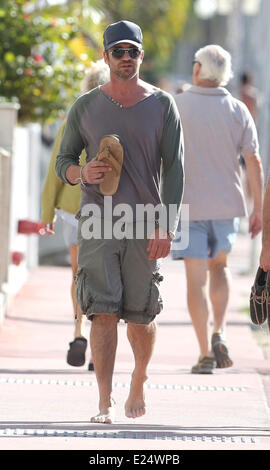 Gerard Butler genießt einen Spaziergang barfuß entlang Miami Beach, begleitet von zwei männlichen Begleitern Featuring: Gerard Butler wo: Miami Beach, Florida, USA bei: 4. Februar 2013 Stockfoto