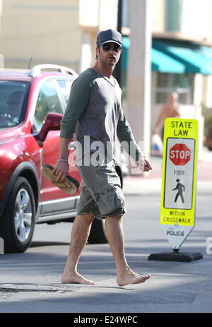 Gerard Butler genießt einen Spaziergang barfuß entlang Miami Beach, begleitet von zwei männlichen Begleitern Featuring: Gerard Butler wo: Miami Beach, Florida, USA bei: 4. Februar 2013 Stockfoto