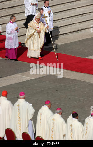 Papst Benedict XVI kanonisiert sieben neue Heiligen während einer Zeremonie in dem Petersplatz in Rom, Vatikan am 21. Oktober 2012 einschließlich der erste Native American Kateri Tekakwitha Featuring: Papst Benedikt XVI. wo: Vatikanstadt, Rom, Italien bei: 21. Oktober 2012 Stockfoto