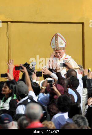 Papst Benedict XVI kanonisiert sieben neue Heiligen während einer Zeremonie in dem Petersplatz in Rom, Vatikan am 21. Oktober 2012 einschließlich der erste Native American Kateri Tekakwitha Featuring: Papst Benedikt XVI. wo: Vatikanstadt, Rom, Italien bei: 21. Oktober 2012 Stockfoto