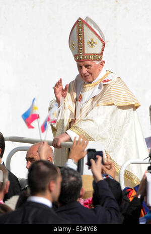 Papst Benedict XVI kanonisiert sieben neue Heiligen während einer Zeremonie in dem Petersplatz in Rom, Vatikan am 21. Oktober 2012 einschließlich der erste Native American Kateri Tekakwitha Featuring: Papst Benedikt XVI. wo: Vatikanstadt, Rom, Italien bei: 21. Oktober 2012 Stockfoto