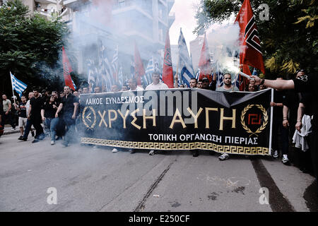 Thessaloniki, Griechenland. 15. Juni 2014. Anhänger der rechtsextremen Partei eine regierungsfeindliche Demonstration im Zentrum von Thessaloniki statt Golden Dawn. Gleichzeitig Mitglieder der anti-faschistischen Gruppen versucht, den Golden Dawn Demonstrationszug zu stoppen aber durch die Polizei verhindert. Bildnachweis: Giannis Papanikos/NurPhoto/ZUMAPRESS.com/Alamy Live-Nachrichten Stockfoto