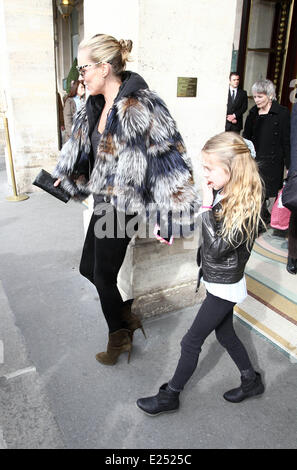 Kate Moss und Jamie Hince und Tochter Lila Grace verlassen ihre Hotel-Featuring: Kate Moss, Lila Grace Where: Paris, Frankreich bei: 6. März 2013 Stockfoto