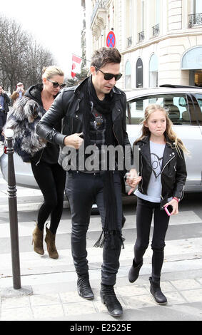 Kate Moss und Jamie Hince und Tochter Lila Grace verlassen ihre Hotel-Featuring: Kate Moss, Jamie Hince, Lila Grace Where: Paris, Frankreich bei: 6. März 2013 Stockfoto