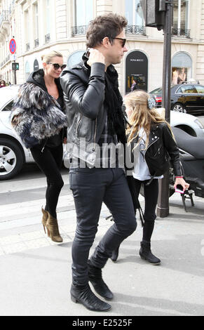 Kate Moss und Jamie Hince und Tochter Lila Grace verlassen ihre Hotel-Featuring: Kate Moss, Jamie Hince, Lila Grace Where: Paris, Frankreich bei: 6. März 2013 Stockfoto