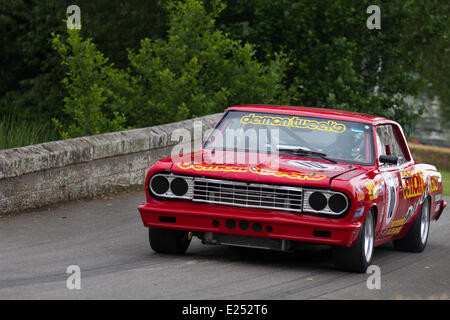 Vor 1966 Tourenwagen Nr. 10 1964 Chevrolet Malibu von Alan Minshaw am Supercars bei cholmondeley Pageant von angetriebenen. Die Aktion ist auf der 1,2 km langen Strecke im Park von cholmondeley Castle, wo über 120 Autos konkurrieren, über sieben Jahrzehnte Motorsport. Das Wochenende ist eine der größten Feiern von Leistung und Geschwindigkeit im Land. Stockfoto