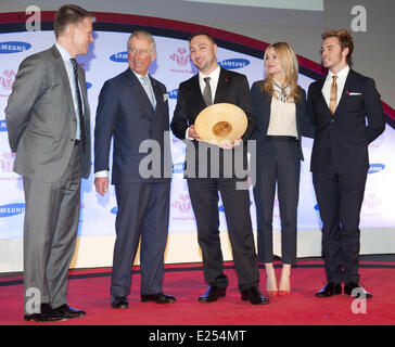 Der Prinz Vertrauen und Samsung feiern Erfolg Awards 2013 im Odeon Leicester Square - innen mit: Prinz Charles, Laura Whitmore, Sam Claflin Where: London, Vereinigtes Königreich bei: 26. März 2013 Stockfoto