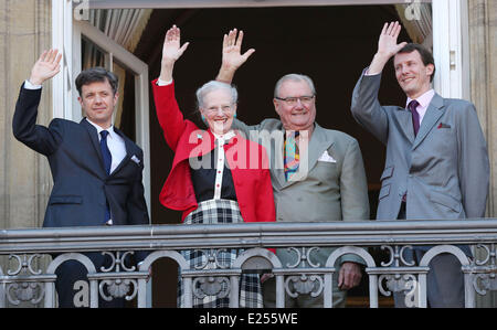 Dänischen Königsfamilie feiert den 73. Geburtstag von Königin Margrethe auf Amalienborg Palast Featuring: Königin Margrethe von Dänemark, Prinz Henrik, Kronprinz Frederik, Prinz Joachim Where: Kopenhagen, Dänemark bei: 16. April 2013 Stockfoto